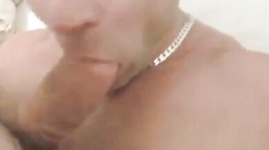 Tedesco sexy si fa riempire la bocca di sborra