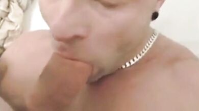 Tedesco sexy si fa riempire la bocca di sborra