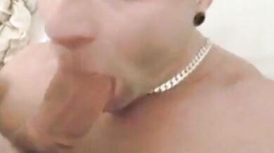 Tedesco sexy si fa riempire la bocca di sborra