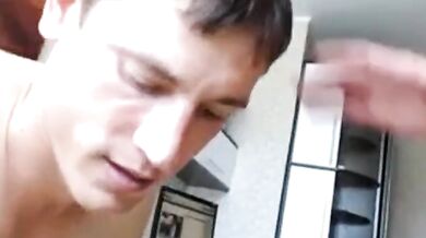 Papà sborra nella bocca del figlio