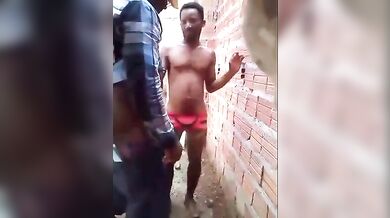 Papà dal cazzo grosso scopa un giovane uomo