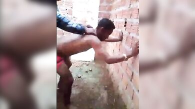 Papà dal cazzo grosso scopa un giovane uomo