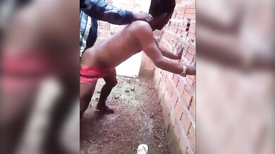 Papà dal cazzo grosso scopa un giovane uomo