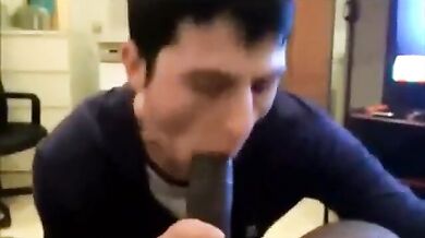 Grosso cazzo nero succhiato da un tizio arrapato