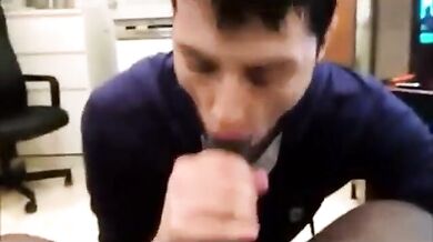 Grosso cazzo nero succhiato da un tizio arrapato