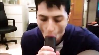 Grosso cazzo nero succhiato da un tizio arrapato