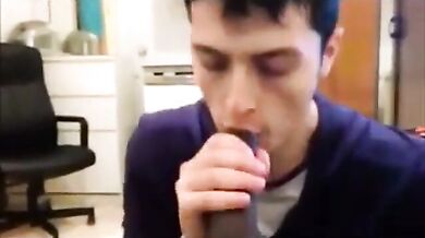 Grosso cazzo nero succhiato da un tizio arrapato