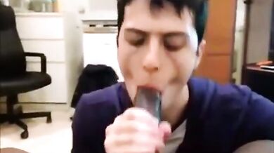 Grosso cazzo nero succhiato da un tizio arrapato