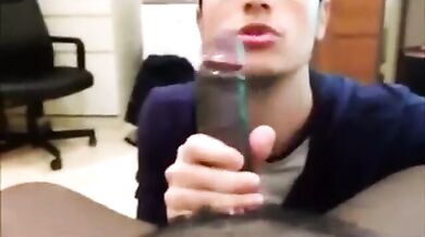 Grosso cazzo nero succhiato da un tizio arrapato