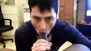 Grosso cazzo nero succhiato da un tizio arrapato