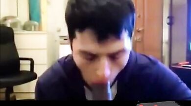 Grosso cazzo nero succhiato da un tizio arrapato