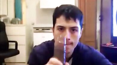 Grosso cazzo nero succhiato da un tizio arrapato