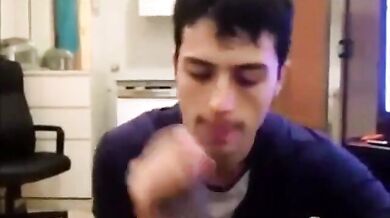 Grosso cazzo nero succhiato da un tizio arrapato