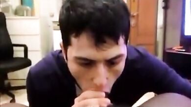 Grosso cazzo nero succhiato da un tizio arrapato