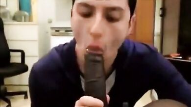 Grosso cazzo nero succhiato da un tizio arrapato