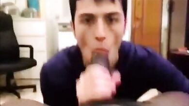 Grosso cazzo nero succhiato da un tizio arrapato