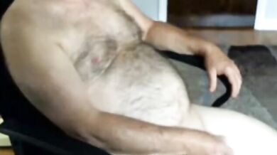 Maturo peloso si accarezza in webcam