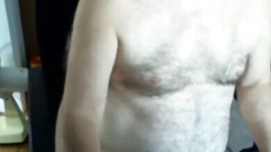 Maturo peloso si accarezza in webcam