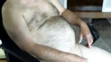 Maturo peloso si accarezza in webcam