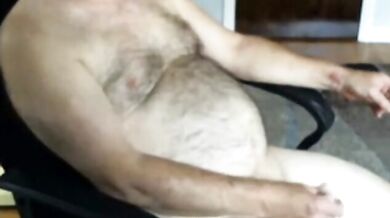 Maturo peloso si accarezza in webcam