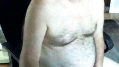 Maturo peloso si accarezza in webcam