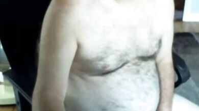 Maturo peloso si accarezza in webcam