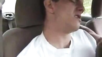 Coppia gay amatoriale arrapata fa sesso in auto
