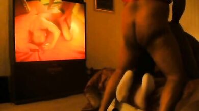 Bel papà nero muscoloso scopa l'amico del figlio