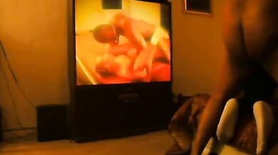 Bel papà nero muscoloso scopa l'amico del figlio