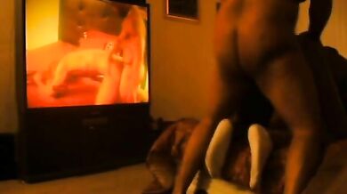 Bel papà nero muscoloso scopa l'amico del figlio