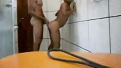 Coppia di twink asiatici scopa in bagno