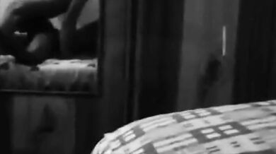 Ragazzo asiatico ben dotato mostra orgoglioso il suo enorme cazzo