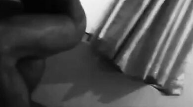 Ragazzo asiatico ben dotato mostra orgoglioso il suo enorme cazzo