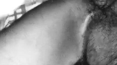 Ragazzo asiatico ben dotato mostra orgoglioso il suo enorme cazzo