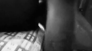 Ragazzo asiatico ben dotato mostra orgoglioso il suo enorme cazzo