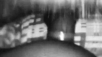 Ragazzo asiatico ben dotato mostra orgoglioso il suo enorme cazzo