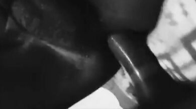 Ragazzo asiatico ben dotato mostra orgoglioso il suo enorme cazzo