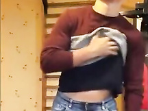 Twink amatoriale attraente si masturba in cam
