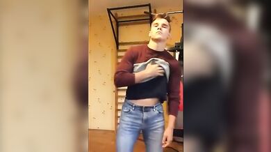 Twink amatoriale attraente si masturba in cam