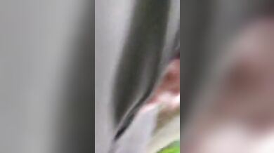 Pompino all'aperto tra papà maturo e amico orso