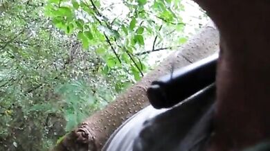 Pompino all'aperto tra papà maturo e amico orso