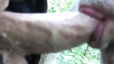 Pompino all'aperto tra papà maturo e amico orso