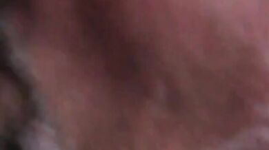 Pompino all'aperto tra papà maturo e amico orso