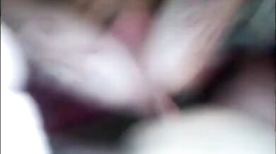 Twink inculato da partner maturo geme di piacere