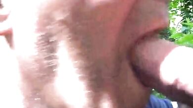 Coppia gay amatoriale si diverte all'aperto