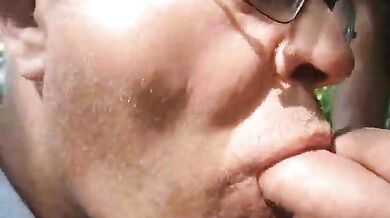 Coppia gay amatoriale si diverte all'aperto