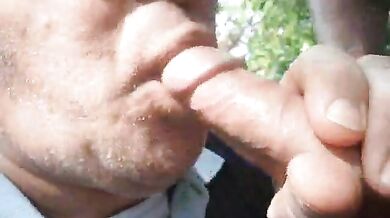 Coppia gay amatoriale si diverte all'aperto