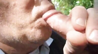 Coppia gay amatoriale si diverte all'aperto