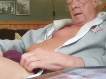 Papà maturo norvegese si accarezza il cazzo