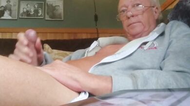 Papà maturo norvegese si accarezza il cazzo